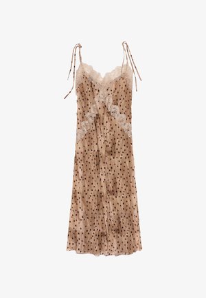 Vestido de satén color beige con lunares negros, ribete de encaje en el escote y la parte media, y finos lazos en los hombros.