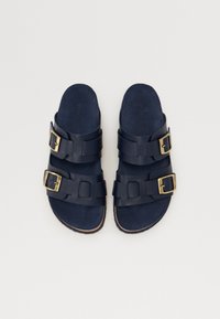 Marineblå slide-sandaler lavet af syntetisk materiale, med to justerbare remme med guldfarvede spænder og en blød tekstureret indersål.