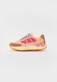 Multifarvet sneakers med en lyserød, tan og brun overdel, der har mesh- og ruskindsteksturer, blå snørebånd og en struktureret gummisål.