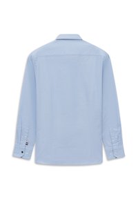 Hellblaues langärmliges Hemd, von hinten betrachtet, mit geknöpften Manschetten und klassischem Kragen.