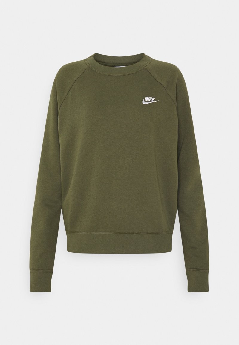 Oliemgroene Nike-trui met een ronde hals en raglanmouwen. Voorzien van een wit Nike-logo op de linkerborst. Gladde textuur.