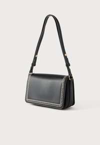 Μαύρη δερμάτινη τσάντα χειρός με ορθογώνιο σχήμα, διαθέτει αντίθετα ραφές κατά μήκος των ακμών και αποσπώμενο λουρί.