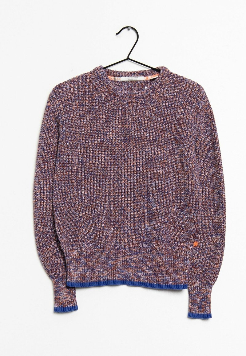Pull en maille avec un motif moucheté violet, bleu et orange. Col rond, poignets et ourlet côtelés en bleu uni. Suspendu à un crochet noir.