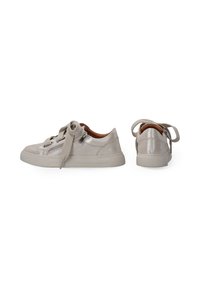 Beige metallische Sneakers mit Obermaterial aus strukturiertem Leder, runder Zehenpartie, dicker Gummisohle und auffälligen übergroßen Schnürsenkeln. Hinterer Reißverschluss enthalten.
