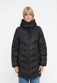Doudoune noire avec un design en chevrons, une capuche et une fermeture éclair à l'avant. Comprend des poches zippées sur les côtés et la poitrine. Le matériau semble brillant et isolé.