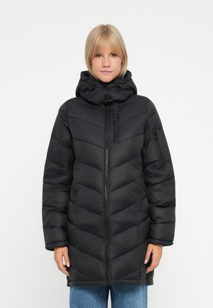 Doudoune noire avec un design en chevrons, une capuche et une fermeture éclair à l'avant. Comprend des poches zippées sur les côtés et la poitrine. Le matériau semble brillant et isolé.