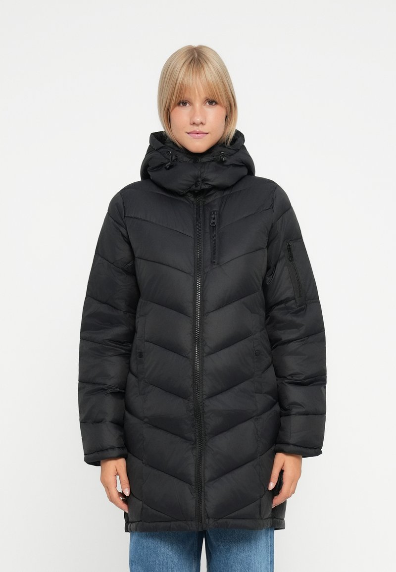Doudoune noire avec un design en chevrons, une capuche et une fermeture éclair à l'avant. Comprend des poches zippées sur les côtés et la poitrine. Le matériau semble brillant et isolé.