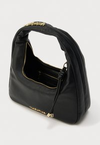 Svart teksturert skinnveske med gullglidelås, knyttet håndtaksdetalj og liten gull-logo på forsiden, vist åpen mot hvit bakgrunn.