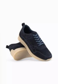 Baskets en suedine marine avec des lacets bleu clair, semelles en caoutchouc et une languette. Elles présentent des accents de couture et des détails de perforation sur les côtés.