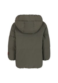 Olivengrøn pufferjakke med hætte, der har et quiltet design og elastiske manchetter. Bagsiden viser en glat overflade uden synlige detaljer.