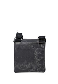 Borsa in tela nera con un design a mappa, dotata di due cinturini regolabili e chiusura con zip. Texture liscia con contorni sottili e chiari.
