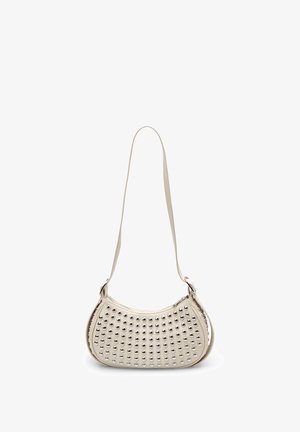 Kremo spalvos odinė petinė rankinė su suapvalinta forma, papuošta sidabriniais priedais, turinti vieną reguliuojamą diržą ir užtrauktuką.