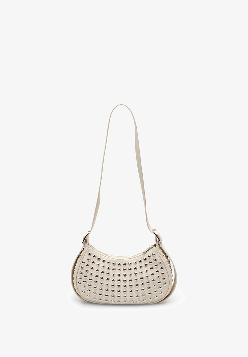 Borsa a spalla in morbida pelle crema con forma arrotondata, decorata con borchie argentate, dotata di una singola tracolla regolabile e chiusura con zip.