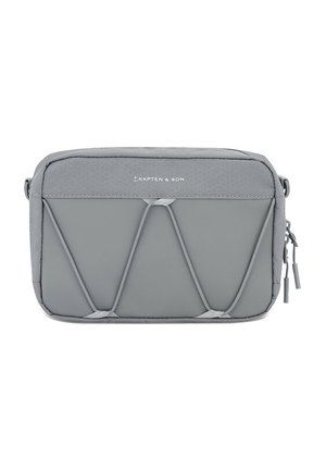 Rektangulær grå crossbody taske med sekskantet mønster øverst, elastisk snordetalje foran, dobbelte lynlåse og "Kapten & Son" logo.