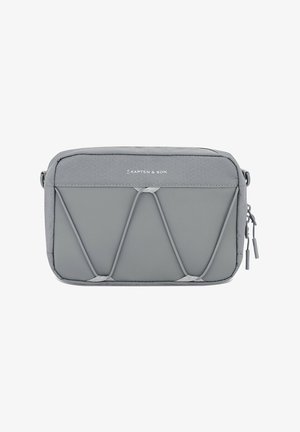 Rektangulær grå crossbody taske med sekskantet mønster øverst, elastisk snordetalje foran, dobbelte lynlåse og "Kapten & Son" logo.