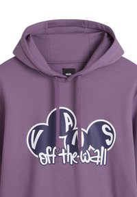 Fialová mikina s kapucí, s výrazným bílým a námořnickým grafickým designem "VANS off the wall" ve tvaru mraku. Měkký textilní materiál.