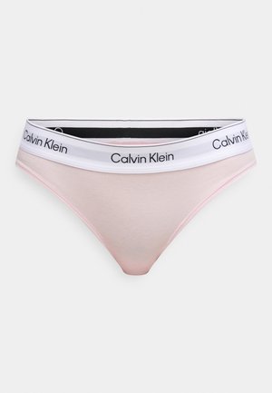 Roosa puuvillane bikiini aluspüksid valge ribaga, millel mustas "Calvin Kleini" logo, siledast tekstuurist ja klassikalise lõikega.