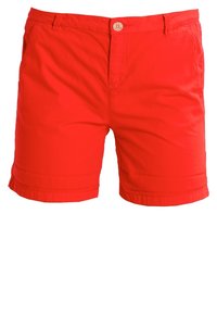 Pantalones cortos de algodón rojos con un frente plano, cierre de botón y bolsillos laterales con un acabado dobladillo en las piernas.