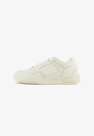 Zapatilla de deporte crema de corte bajo con cordones delanteros, suela gruesa, detalles perforados y logo Champion en relieve en el lateral y el talón.
