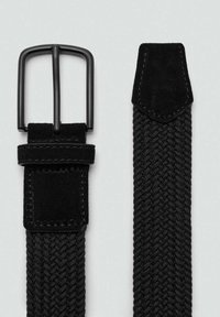 Schwarzer gewebter Gürtel mit strukturierter Oberfläche, ausgestattet mit einer mattschwarzen Metallschnalle und einem weichen Wildleder-Spitzendetail.