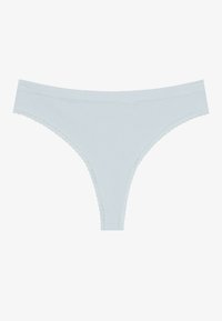 Lichtblauwe katoenen string met een gladde textuur, voorzien van een kantbewerking langs de randen en een smalle tailleband.
