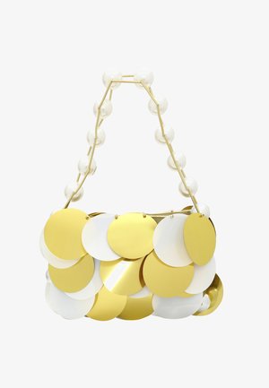 Gouden en witte ronde pailletten sieren een schoudertas met een kettingriem versierd met parels. De tas heeft een gestructureerd ontwerp en een metallic glans.