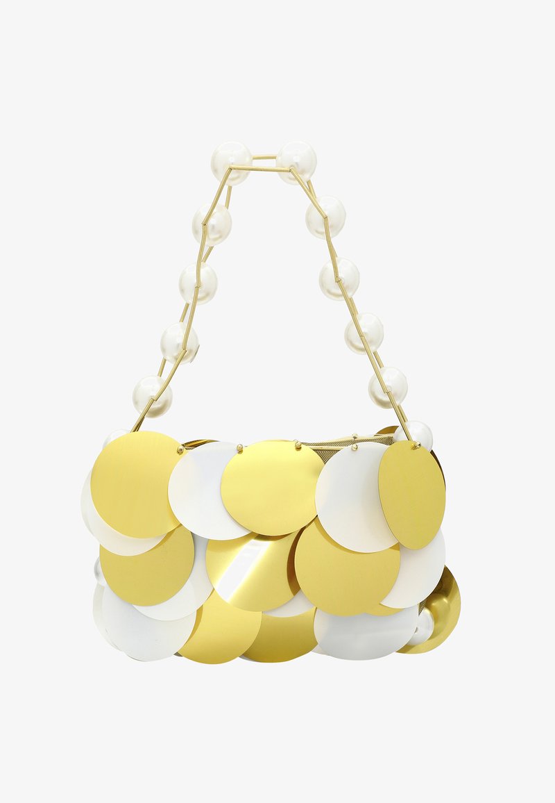 Paillette circolari oro e bianche decorano una borsa a spalla con una tracolla accentata da perle. La borsa presenta un design strutturato e una finitura metallica.