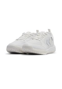 Scarpe atletiche bianche con una tomaia in rete traspirante, suola in gomma testurizzata e accenti blu minimi sul lato. Presentano lacci piatti e tallone ad anello.