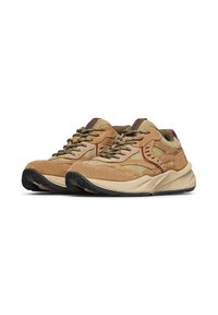 Zapatillas de ante y malla en beige y verde oliva con detalles en marrón. Presentan suelas gruesas, cordones redondos y detalles recortados en los laterales.