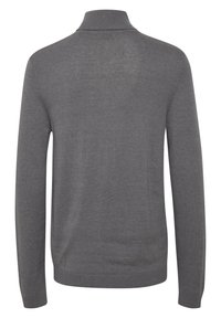 Grauer Strickpullover mit hohem Kragen, langen Ärmeln und gerippten Bündchen. Die Textur ist glatt, und das Design ist schlicht und figurbetont.