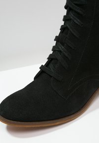 Pier One Šněrovací kotníkové boty - black