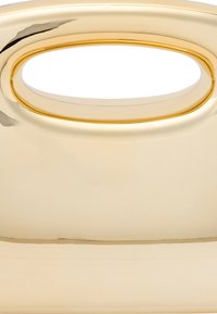 Guldfarvet metalbakke med en rund form og glat overflade. Har et oval udskåret håndtag for nem transport.