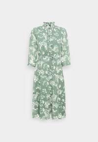 Vestido floral verde con cuello con volantes, abertura frontal con botones y cinturilla con lazo. Presenta flores blancas y un diseño de falda en capas. Confeccionado en tela ligera.