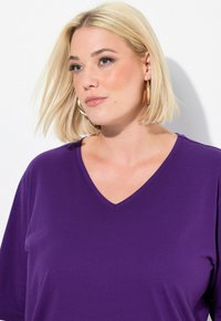 Ulla Popken PLUS SIZE V-NECK TEE  - T-Shirt basic - deep violet
