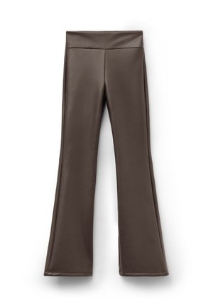 Pantalones marrones de cuero sintético de talle alto con pierna recta, ligeramente acampanada y un frente liso con detalles de costuras.