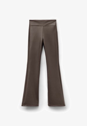 Pantalones marrones de cuero sintético de talle alto con pierna recta, ligeramente acampanada y un frente liso con detalles de costuras.