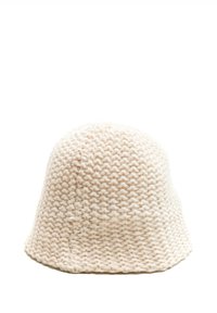 Sombrero tipo bucket tejido en beige claro, con un tejido texturizado, corona redondeada y ala ancha, que muestra un diseño simple y limpio.