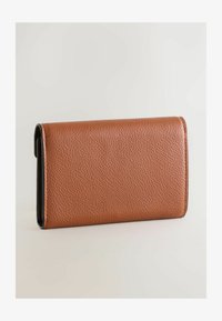 Cartera de cuero marrón con superficie texturizada, forma rectangular y bordes negros contrastantes, con un acabado liso sin accesorios visibles.