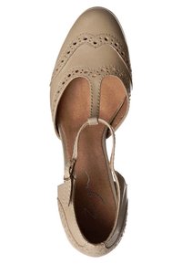 Chaussure plate beige pour femme avec bride en T, motifs décoratifs perforés et fermeture à boucle, vue de dessus.