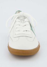 Baskets blanches avec panneau latéral en daim vert, semelle en caoutchouc et lacets plats. Dispose d'un dessus en cuir lisse et d'une semelle extérieure en gomme texturée.