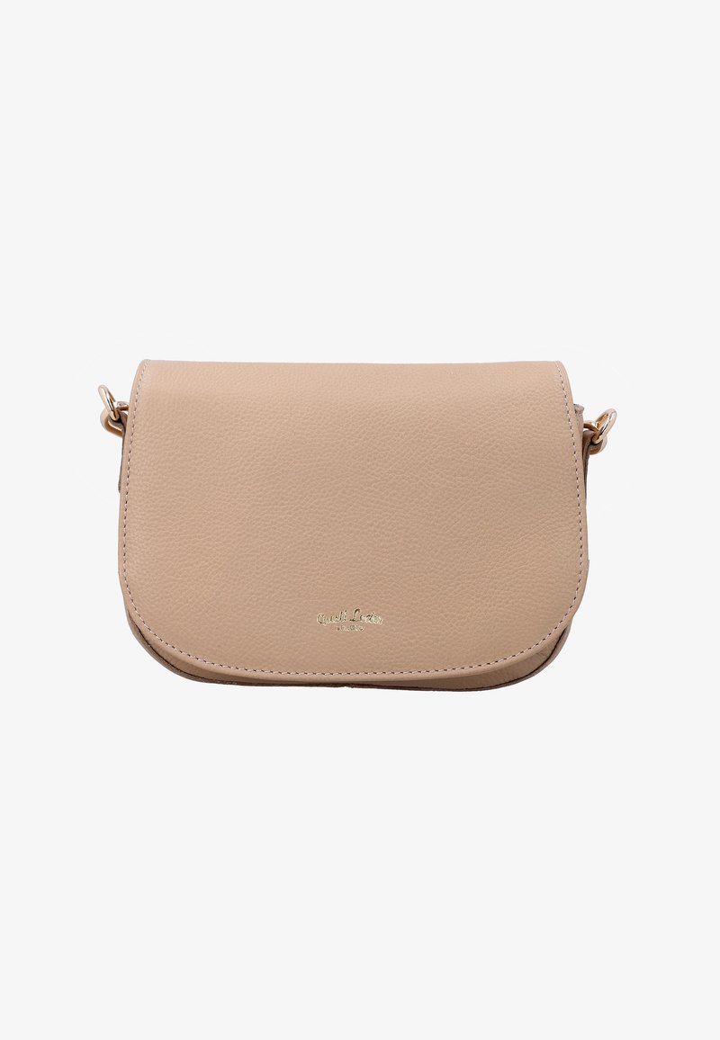 Beige læder crossbodytaske med klaplukning, guld logo bogstaver foran og guldfarvede metalspænder på stropenderne.