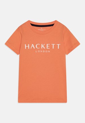 Camiseta de algodón naranja con mangas cortas, cuello redondo, con el texto impreso en blanco "HACKETT LONDON" en el pecho. Textura suave.