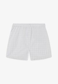Pantalones cortos blancos con cintura elástica, patrón de cuadrícula gris claro y bolsillos laterales, colocados planos sobre un fondo blanco.