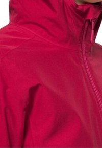Voděodolná fuchsiová bunda s vysokým límcem, celým předním zipem a hladkou texturou. Má elegantní střih bez viditelných log nebo vzorů.