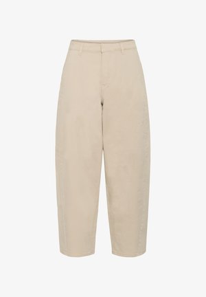 Beige high-waist taps toelopende broek met ceintuurlussen, voorzakken en een ritssluiting aan de voorkant op een witte achtergrond.