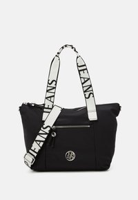 Borsa a spalla in nylon nero con due manici, uno dei quali presenta la scritta "JEANS". Include una tasca frontale con zip e un dettaglio logo argentato.