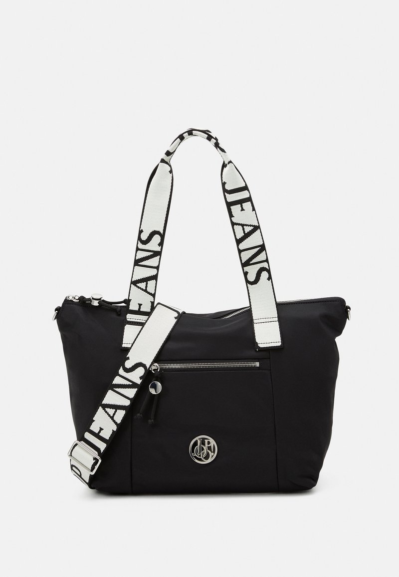Borsa a spalla in nylon nero con due manici, uno dei quali presenta la scritta "JEANS". Include una tasca frontale con zip e un dettaglio logo argentato.