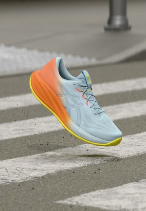 ASICS GEL CUMULUS 28 - Chaussures de running sur route - sky/sun peach