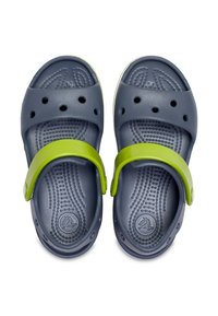 Paire de sabots gris foncé à enfiler avec des trous de ventilation et des sangles de talon réglables vert vif, vus de dessus sur fond blanc.