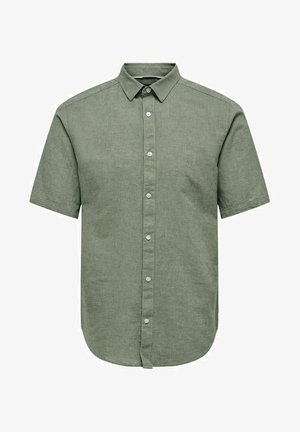 Camisa verde de manga corta y botón, hecha de un tejido texturizado, con un cuello clásico y cinco botones en la parte frontal, con un dobladillo redondeado.